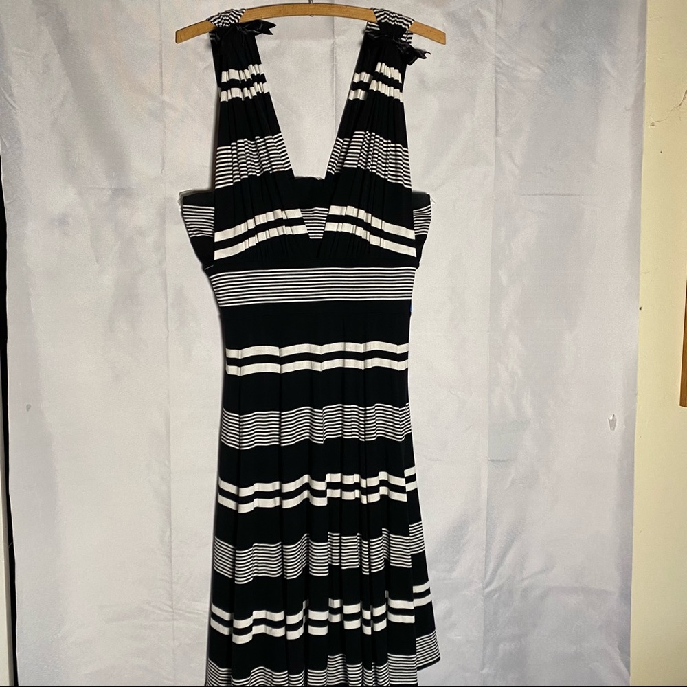 WHITE HOUSE BLACK MARKET DRESS 2 Ways  Size 6 - Picture 3 of 9
